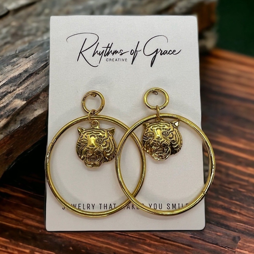 Unleash Your Style: Tiger Drop Circle Dangle Earrings 🐅✨NWT